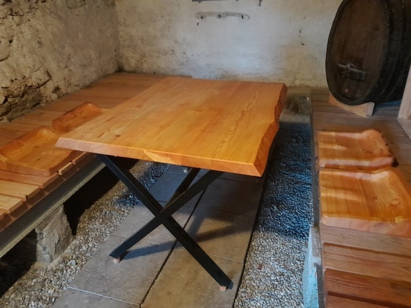 Table et banquette pour un carnoztet
