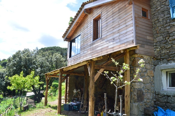 Kerport, auvent, en charpente ancestrale en chataignier des cevennes partiellement récupéré