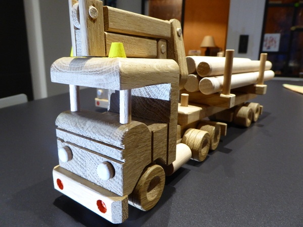Des camions grumiers jouets
