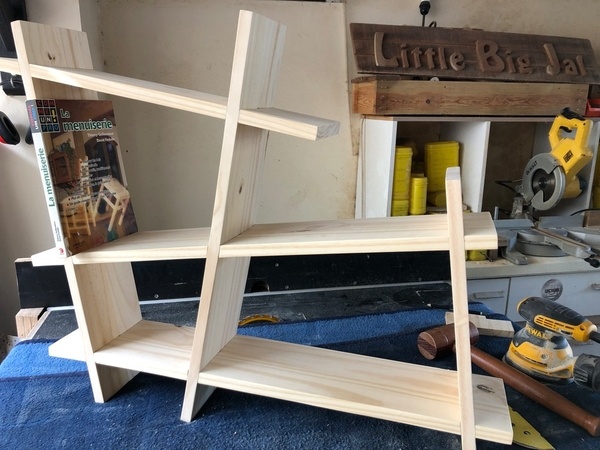 Etagère pas droite !