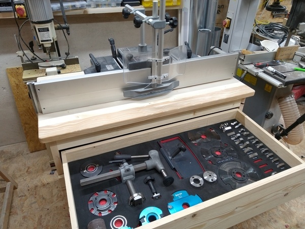 Meuble de rangement pour accessoires de combiné toupie-scie