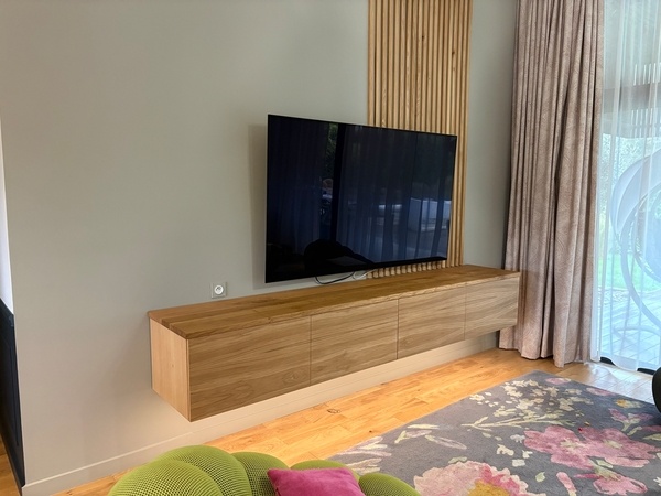 Meuble tv suspendu en chêne