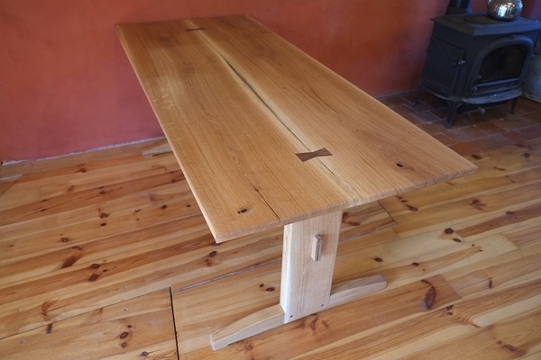 Table en chêne à bords vifs