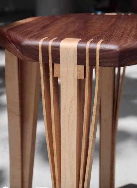 Tabouret en frêne et bois rouge