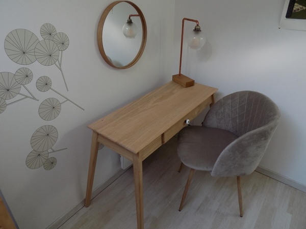 Miroir et lampe pour accompagner la coiffeuse