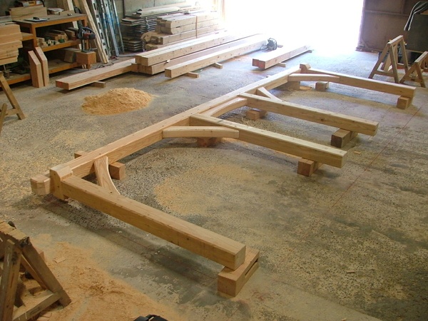 Une charpente de terrasse couverte en mélèze