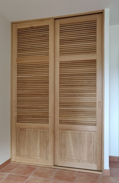 Placard en chêne ciré avec des portes persiennes coulissantes