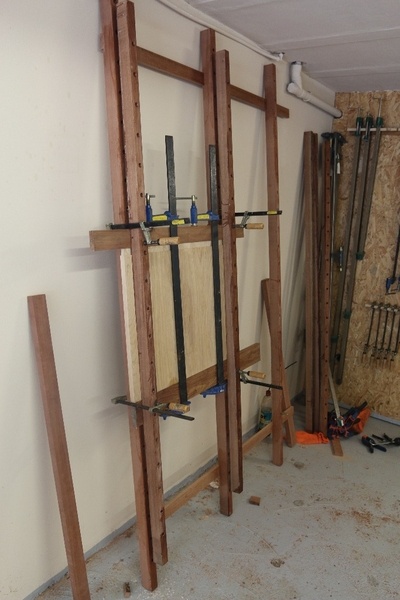 Une presse à panneau murale