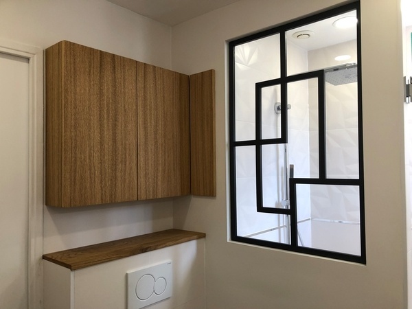 Meuble de rangement (caché) de salle de bain