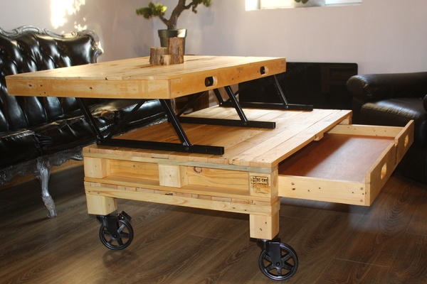 Table basse en bois de palette avec plateau escamotable
