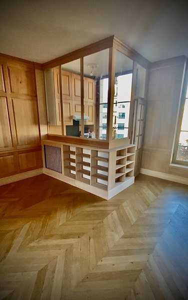 Création d'une verrière d'atelier en Bois dans un salon parisien