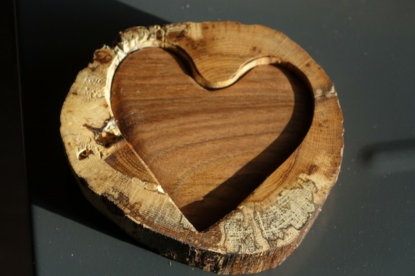 Cœur inséré dans une rondelle de bûche