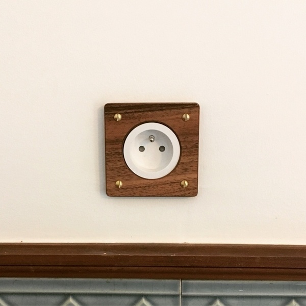 Cache prise en noyer