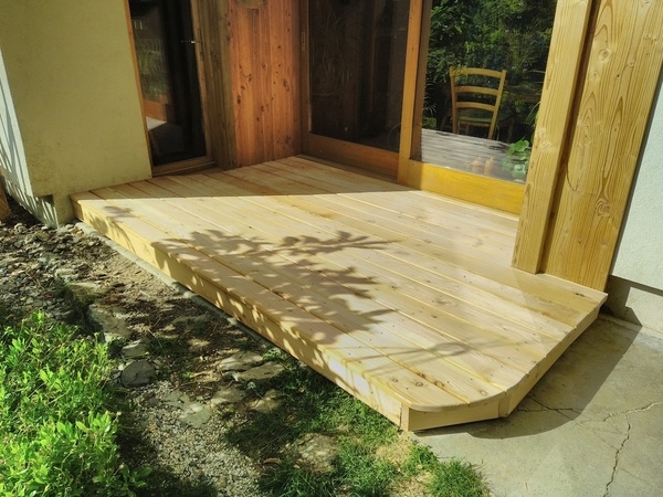 Petite terrasse en douglas