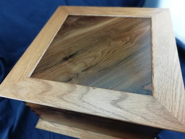 Coffret à queues d'arondes en noyer et chêne