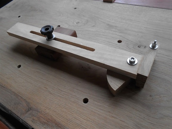 Système de fixation sur établi par came