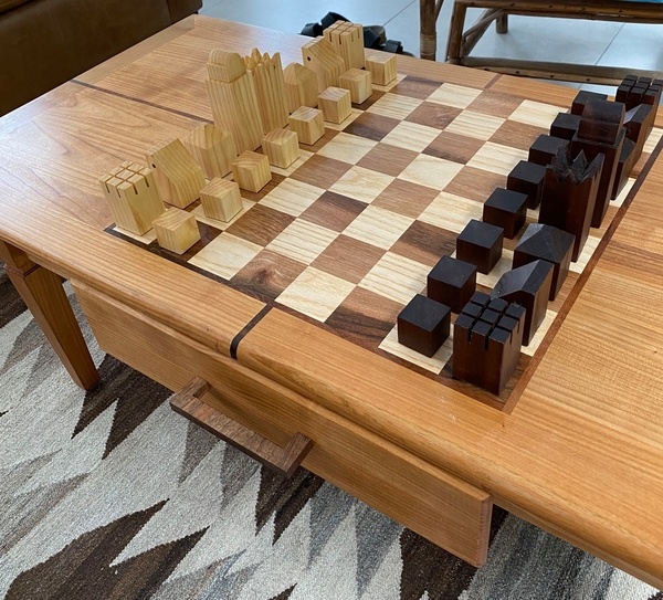 Table basse avec échiquier et pièces