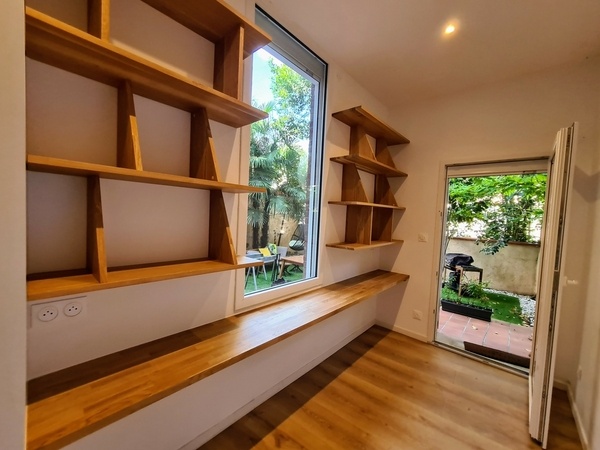 Bibliothèque et plan de travail