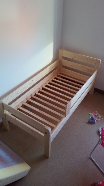 Lit d'enfant en épicéa