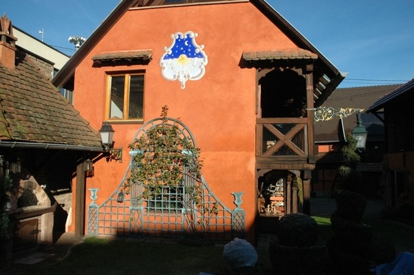 Un porte rosier en pin,......peint