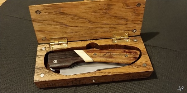 Bon... Encore un couteau...