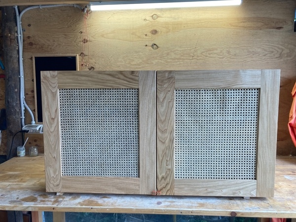 Petit meuble châtaigner et cannage