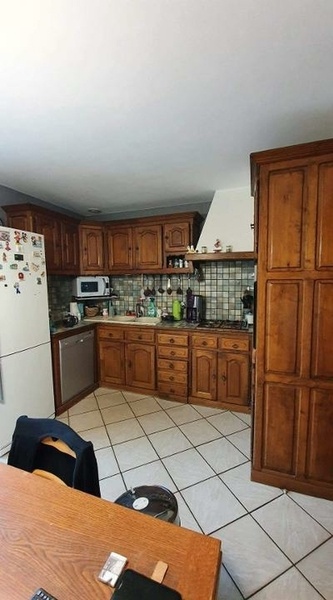 Cuisine des années 80 typique néo rustique .