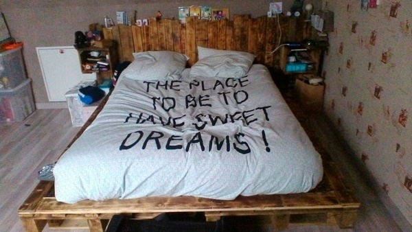 Lit et table de chevet en bois de palette