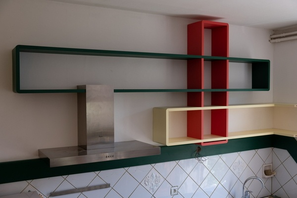 Des étagères en couleurs