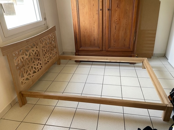 Lit en chêne sans vis, avec tête de lit à motifs geometriques