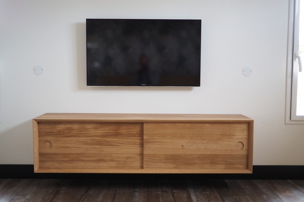 Meuble télé suspendu.