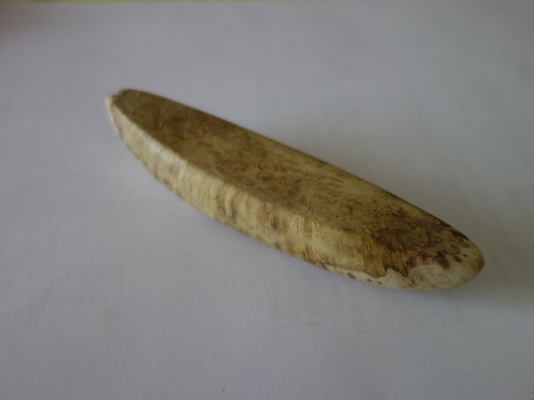 Un petit canoë en broussin de robinier