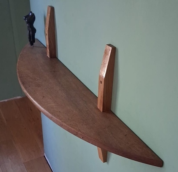 Etagères avec des volets de table