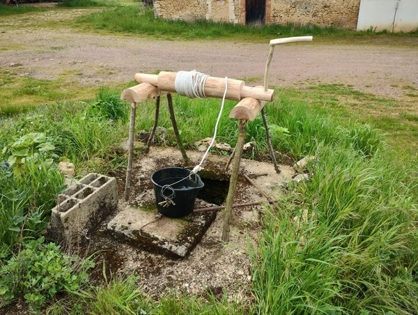 Pour puiser l'eau du puits