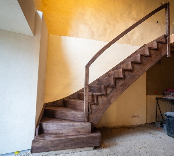 Escalier à cremaillere avec contre marche en biais