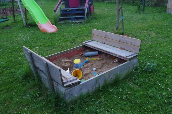 Bac à sable refermable avec bancs intégrés!
