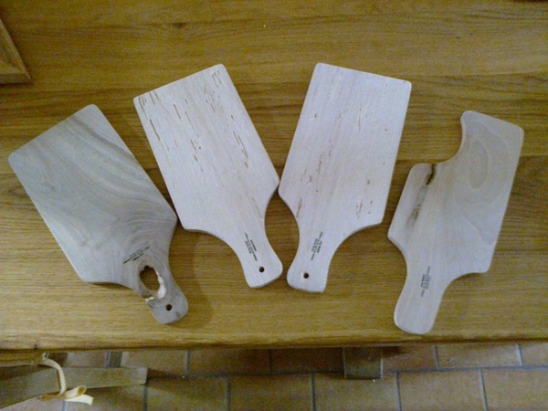 Planchette a saucisson,dessous de plat,spatule et cuillère en bois