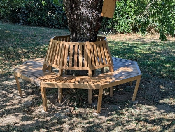 Banc octogonal autour d'un cerisier