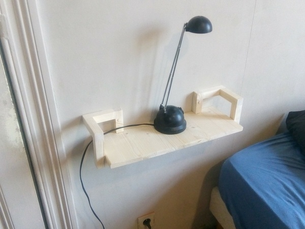 Petite table(tte) de nuit sympa