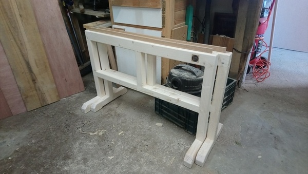 Des tréteaux avec cale martyr (idéal pour le délignage).