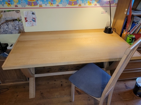 Bureau aux pieds courbes