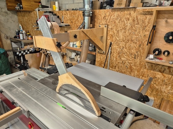 Potence avec bras règlable et cape d'aspiration pour scie a format