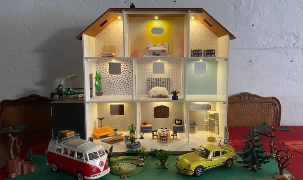 Maison Playmobil et poupée (Lumière à tous les étages !)
