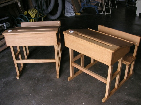 Pupitres d'écolier à l'ancienne