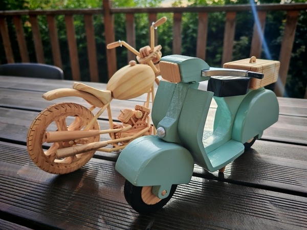 Scooter et moto en bois