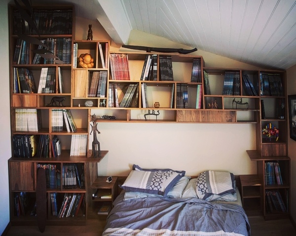 Bibliothèque en noyer massif