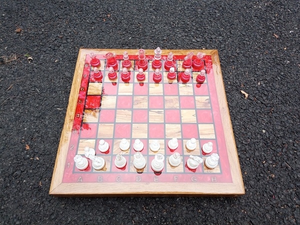 Jeux d'echecs hetre échauffé epoxy rouge