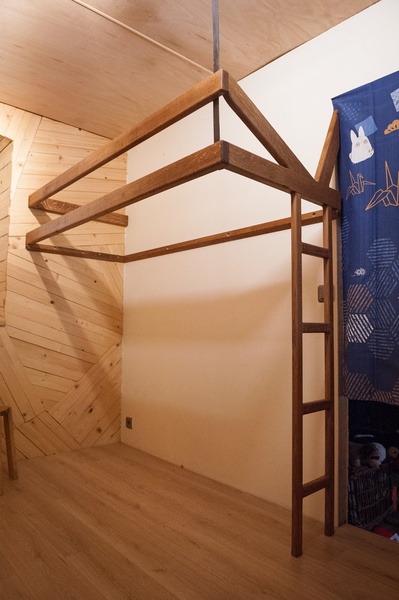 Lit suspendu pour enfant - bois + métal