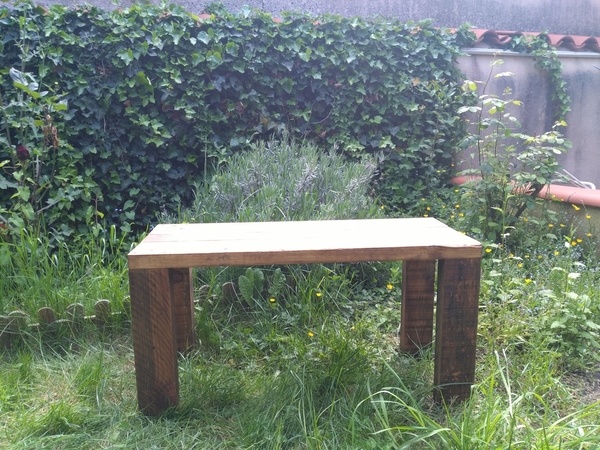Le banc fait 90 x 37 x 47 cm