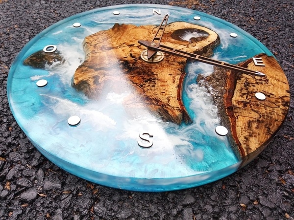 Horloge iles en hetre echauffée